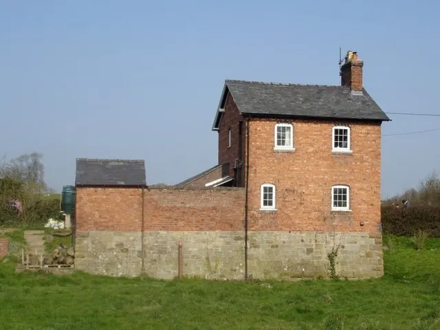 Lock-keeper's cottage at Church Bridge Lock