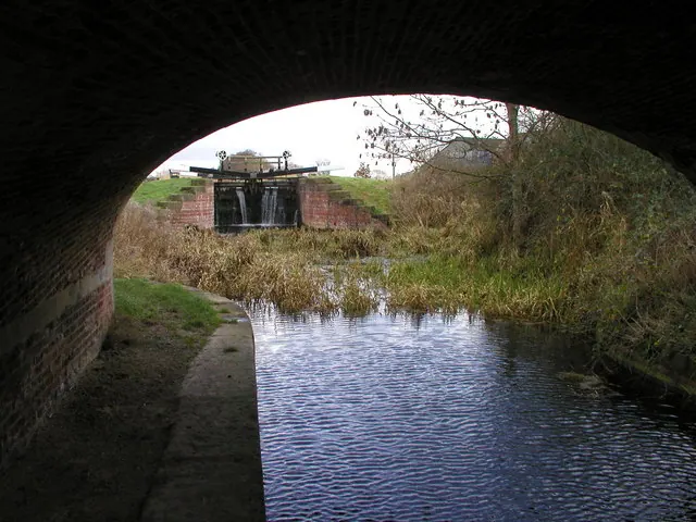 Walbut Lock through Walbut Bridge