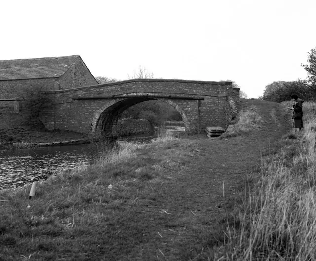 Old Hall Bridge 160, Leeds and Liverpool Canal