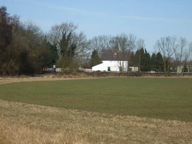 Duffin Wood Gatehouse Level Crossing
