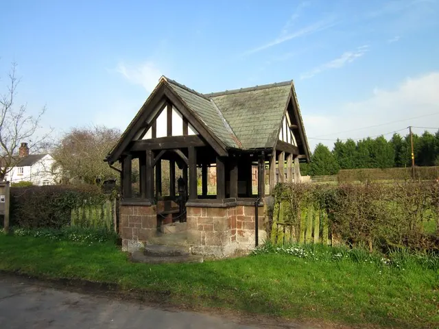 Aldersey Green War Memorial and Village Pump