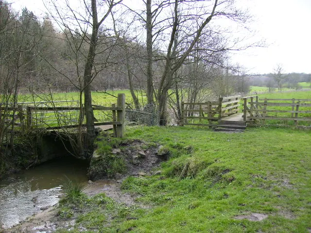 Footbridge at south end of Mill Wood