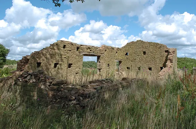 Ruined Barn near Ashurst Beacon