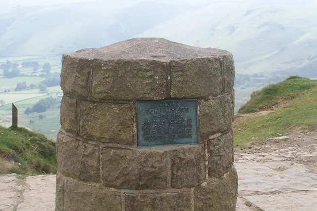 Hollins Cross