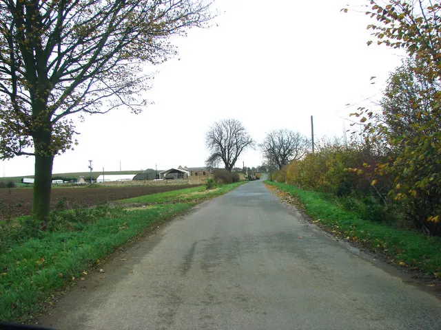 Approaching Priory Farm on Leys Lane.