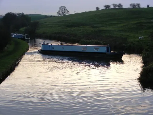 Boat winding above Old Hall Bridge