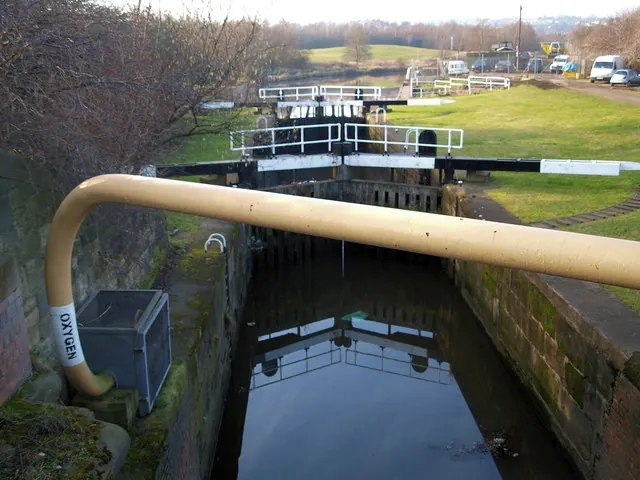 Oxygen pipeline crossing the Sheffield and South Yorkshire Navigation at Ickles lock