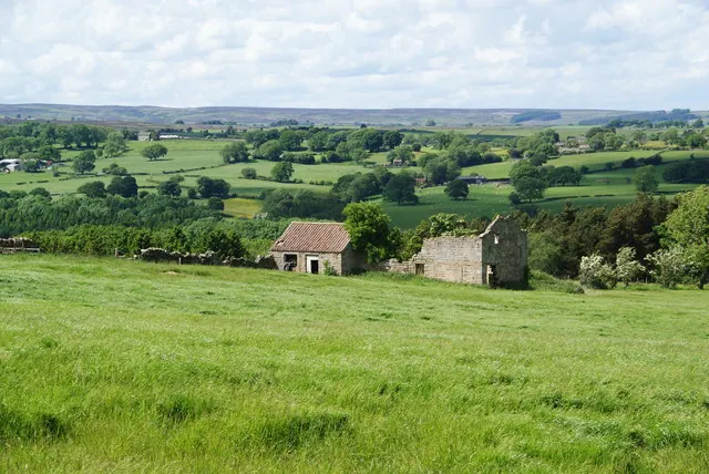 Ruined barn near Hollin Hill Farm