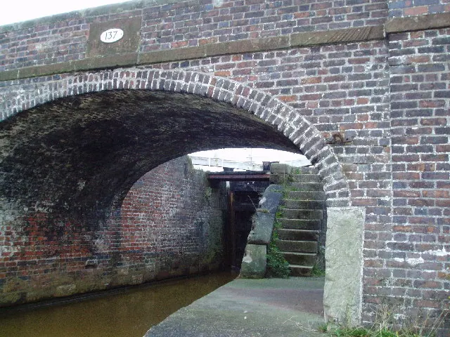 Bridge 137, Halls Lock