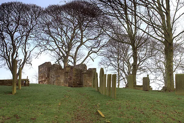 Ruined Chapel and graves near Heath