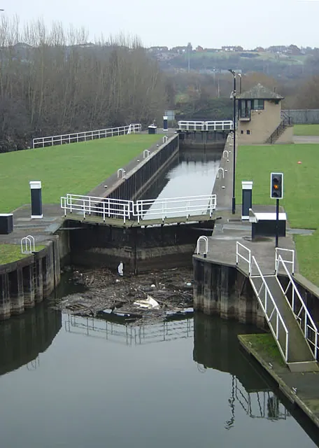 Aldwarke Lock from the modern bridge