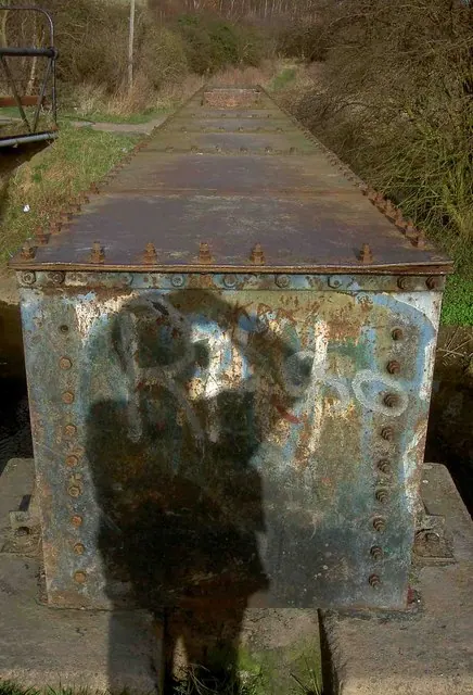 Box girder pipe bridge across the River Torne