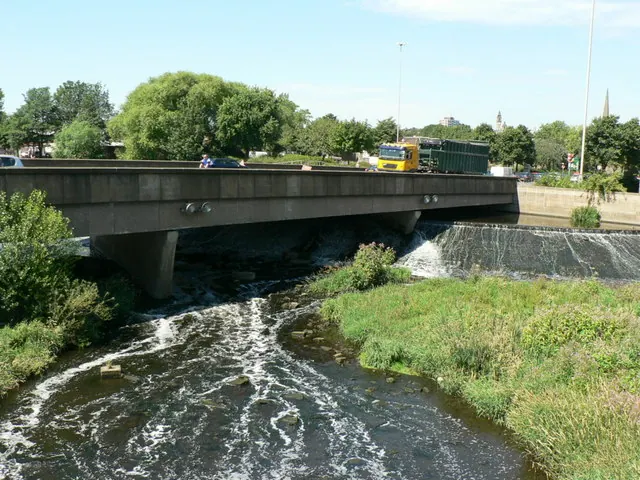 Modern Wakefield Bridge seen from Medieval Wakefield Bridge